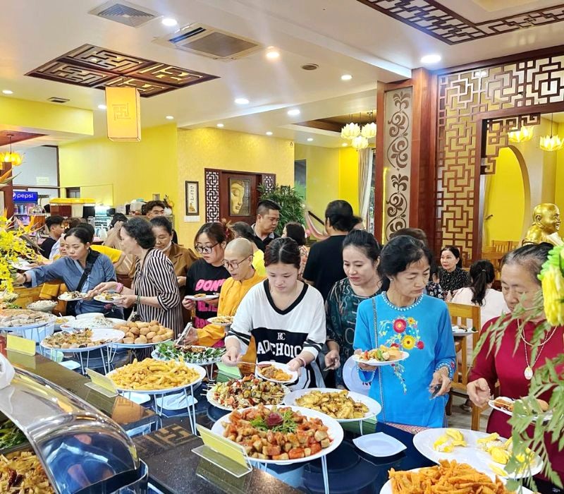 Quầy buffet chay chất lượng tại Thiện Duyên thu hút đông đảo thực khách. (Ảnh: Thiện Duyên)