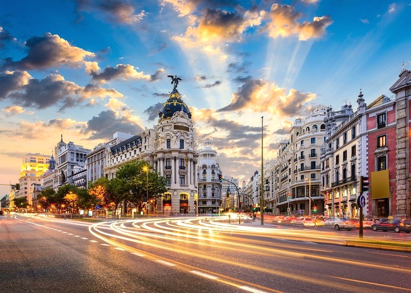 Nằm giữa Puerta del Sol và Gran Vía, khu vực này là trung tâm du lịch, văn hóa và giải trí của Madrid. (Ảnh: hotelpuertamerica)