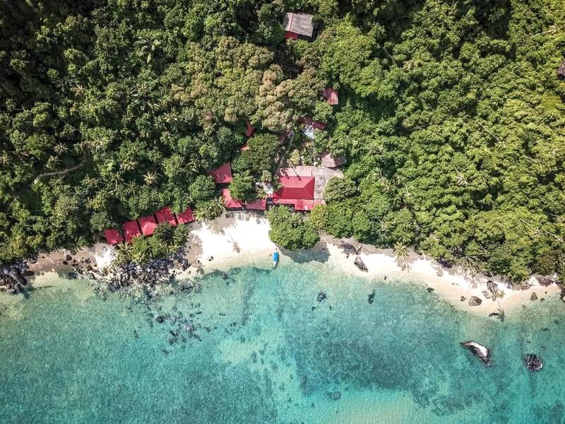 Tioman, viên ngọc quý của Pahang, Malaysia, quyến rũ du khách với vẻ đẹp hoang sơ, hùng vĩ. (126 ký tự)