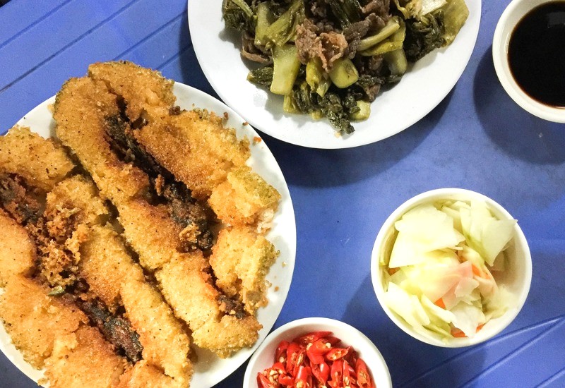Cải chua xào thơm lừng, ăn kèm bánh chưng chiên, giảm ngấy. (Ảnh: kenh14)