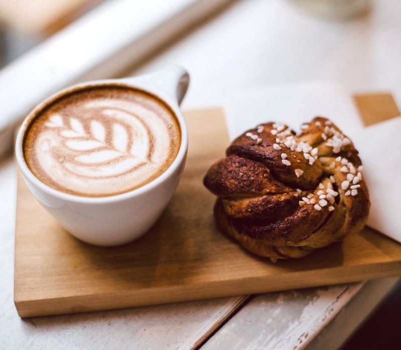 Cappuccino và bánh ngọn, tuyệt vời! (Ảnh: Mahé Carpenter)