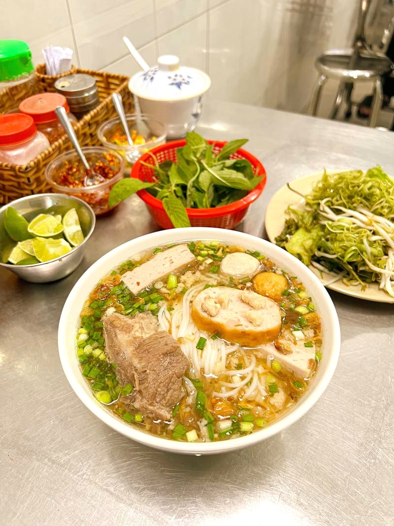 Bún mọc, rau muống, giá (Ảnh: Genevieve Vox)