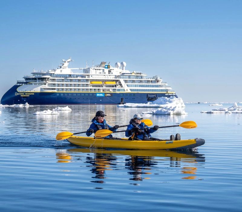 Chèo kayak giữa biển băng, ngắm Bắc cực rực rỡ (Ảnh: National Geographic)