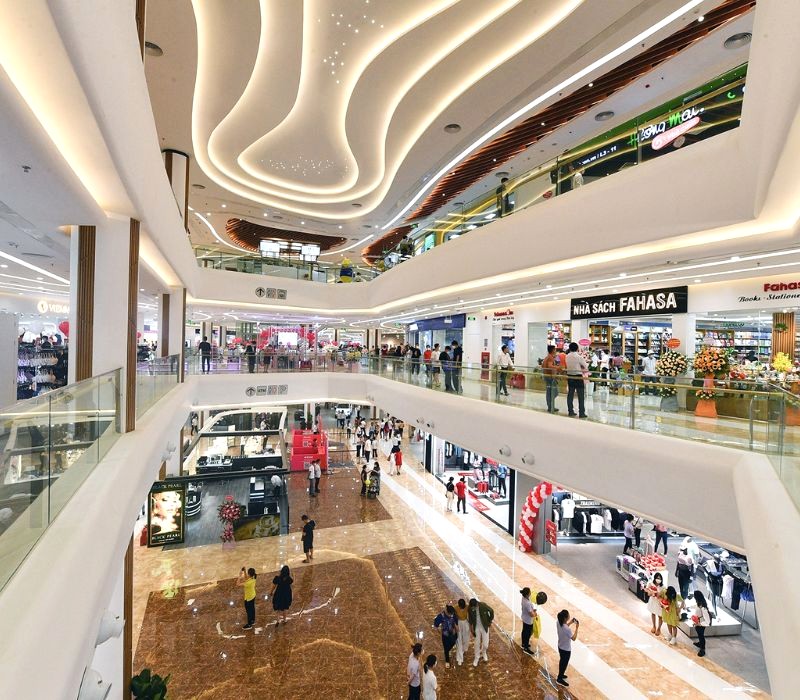 Vincom Mega Mall: Không gian mua sắm sang trọng.