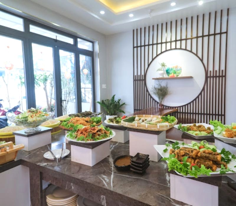 Nhà Tấm nổi tiếng với không gian thanh lịch, sạch sẽ và buffet chay đa dạng. (97 ký tự)