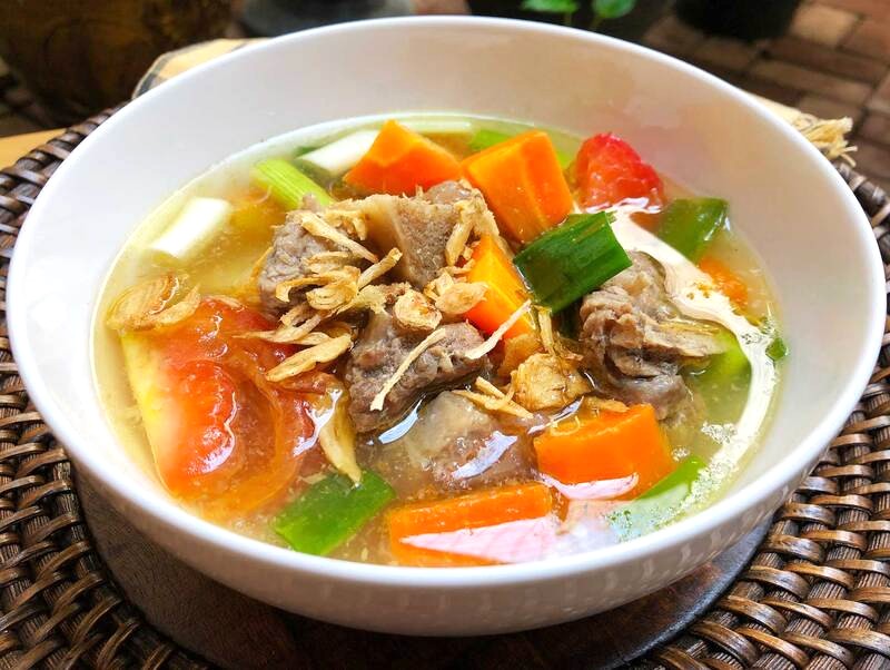 Súp đuôi bò hấp dẫn, nấu cùng cà rốt, khoai tây. (Ảnh: cookmeindonesian)