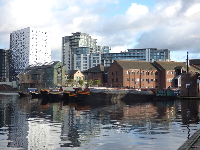 Holiday Inn Express (phải) và The Canal House (trái) tại Gas Street Basin. (Ảnh: Elliott Brown/Flickr)