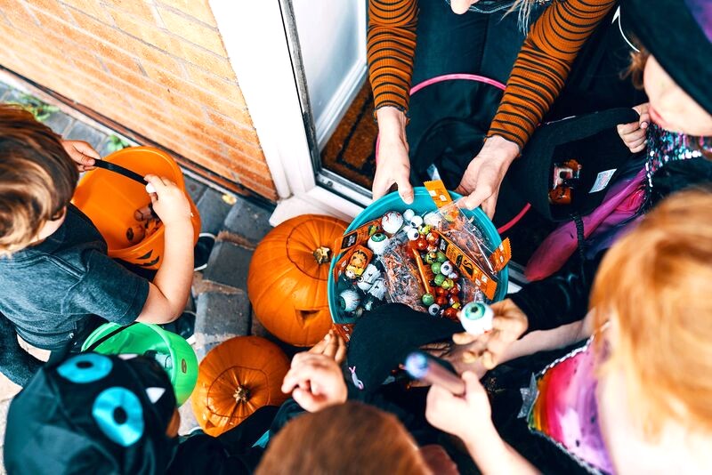 Trick Or Treat - trò chơi truyền thống được yêu thích vào dịp Halloween. (Ảnh: bhg)