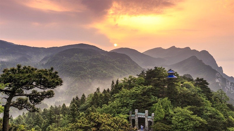 Bình minh rực rỡ trên đèo Hàm Phàn. (Ảnh: cppfoto)