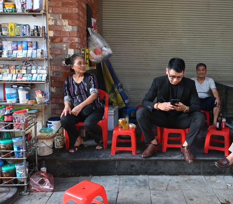 Ly trà đá, nơi xóa nhòa khoảng cách, kết nối mọi người. (Ảnh: VietnamNet)