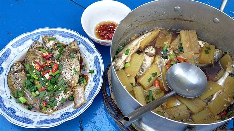 Cá linh kho mía, đặc sản đầu mùa nước nổi, hấp dẫn thực khách. (Ảnh: bachhoaxanh)