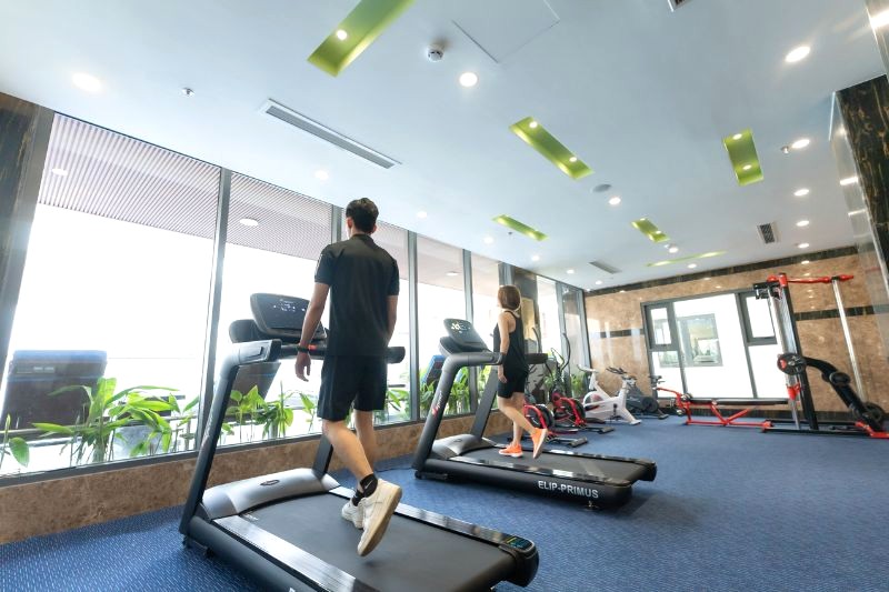 Phòng tập gym hiện đại, đầy đủ trang thiết bị.