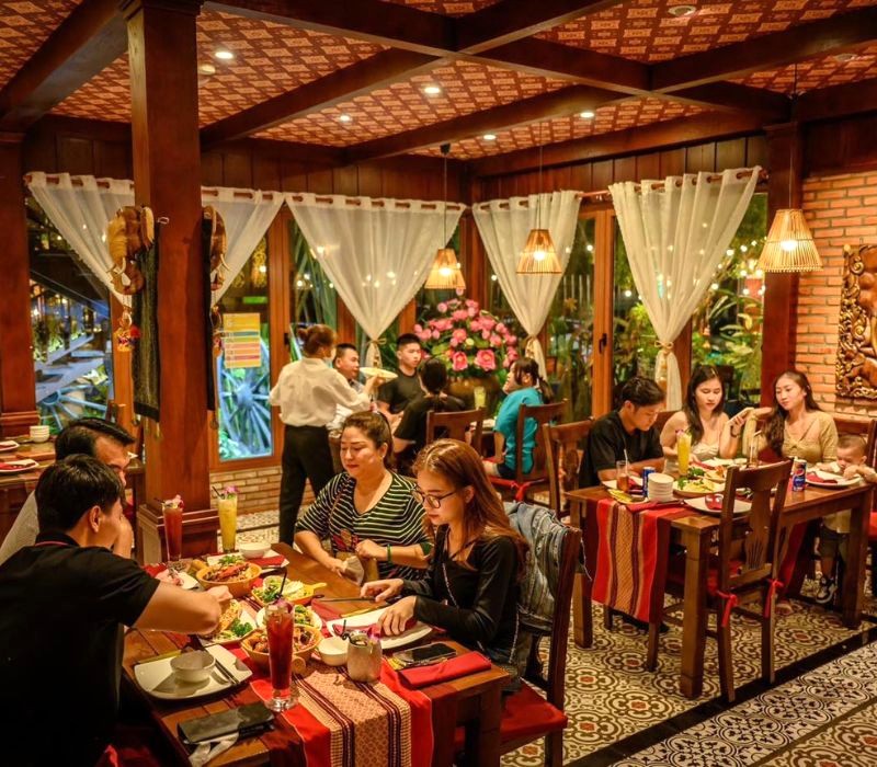 Nakharat Thai Restaurant: Lẩu Thái chua cay, hương vị đặc trưng.  (99 ký tự)