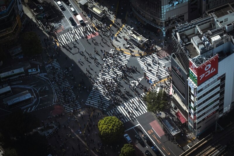 Để tránh dòng người đông đúc, hãy ghé thăm giao lộ Shibuya vào sáng sớm hoặc tối muộn. (Ảnh: Jaipreet Singh/Unsplash)