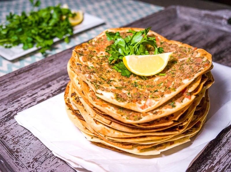 Lahmacun, món ăn Thổ Nhĩ Kỳ nổi tiếng, là bánh mỏng phủ thịt băm. (Ảnh: turkishfoodie)