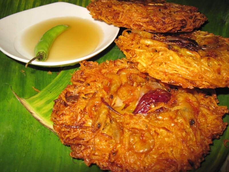 Okoy: Bánh rán tôm kiểu Philippines. (Ảnh: philippinesfoodrecipes)