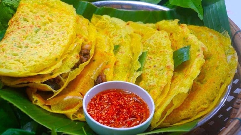 Bánh xèo bông điên điển vàng giòn, hương vị mùa nước nổi khó cưỡng. (Ảnh: bachhoaxanh)