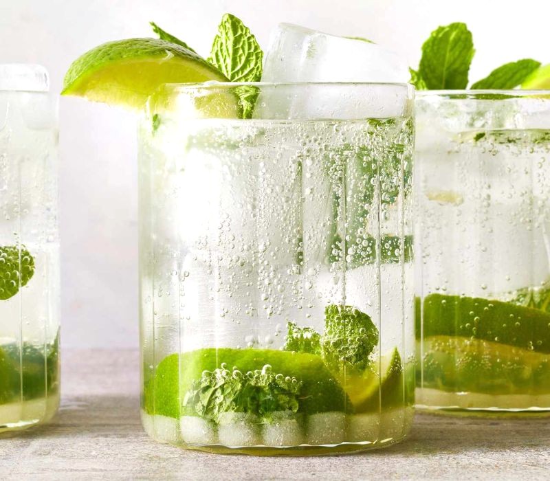 Mojito: Vị bạc hà the nồng, chanh chua dịu, mát lạnh sảng khoái. (Ảnh: allrecipes)