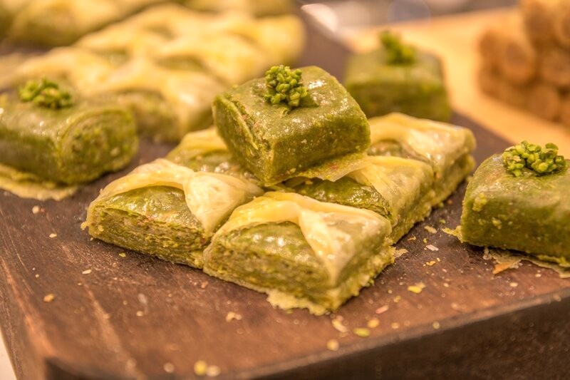 Bánh baklava hạt dẻ cười trên thớt (Ảnh: Getty Images).