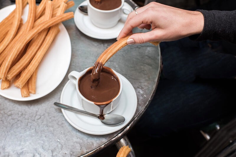 Churros giòn tan, phủ đường, nhúng chocolate (Ảnh: devourtours).