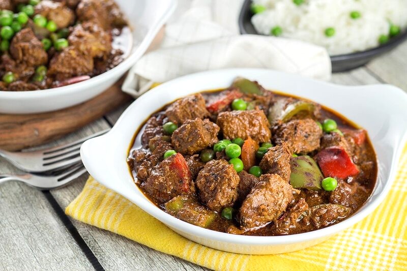 Caldereta thịt bò đậm đà với cà chua, nước tương, rượu vang đỏ và rau củ. (Ảnh: cookingtheglobe)