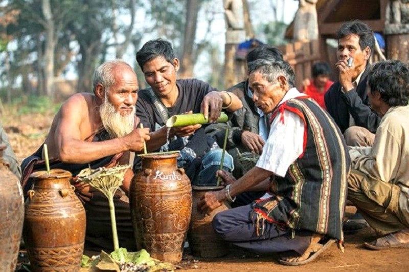 Nghề làm rượu cần của người STiêng Bình Phước có truyền thống lâu đời (Ảnh: moitruong).