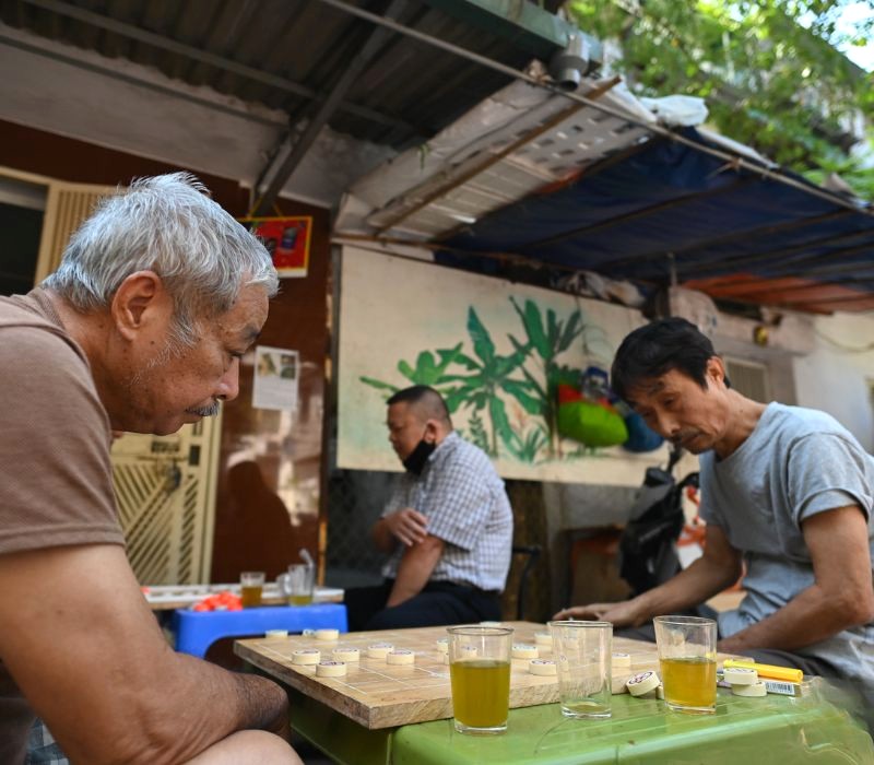 Trà đá, cờ tướng, thuốc lào - những hình ảnh bình dị, đáng quý. (Ảnh: VietnamNet)