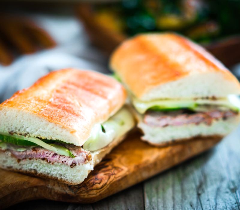 Bánh mì Cuba giòn rụm, nhân hấp dẫn. (Ảnh: alenafoodphoto)