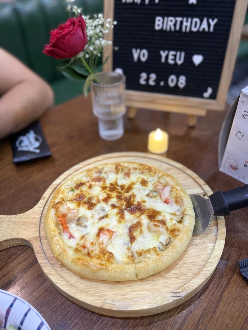 À Steak & Pizza: Pizza ngon, giá hợp lý, decor đẹp mắt. (Ảnh: Toplist)