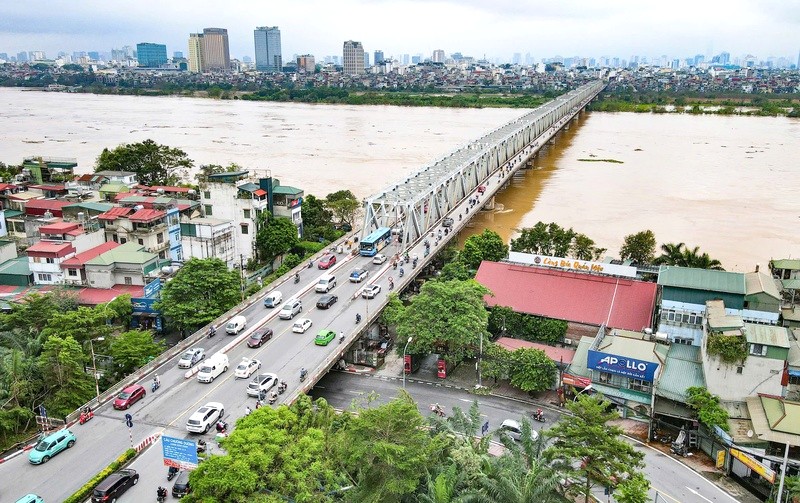 Cầu bắc ngang sông Hồng thúc đẩy giao thông và phát triển kinh tế Hà Nội. (Ảnh: baogiaothong)