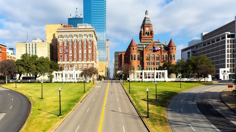 Dallas là trung tâm hàng không lớn của Mỹ, nên bay là lựa chọn nhanh chóng và tiện lợi nhất. (Ảnh: Agoda)