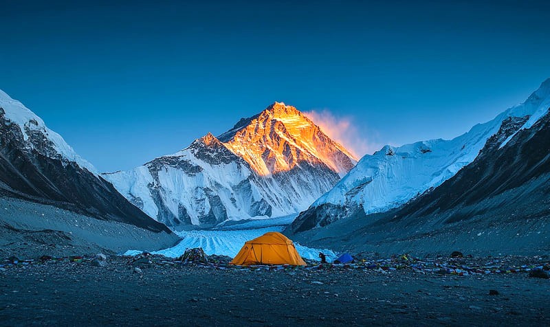 Là đỉnh núi cao nhất thế giới, Everest thu hút du khách ưa mạo hiểm chinh phục. (Ảnh: dasun404malaka)