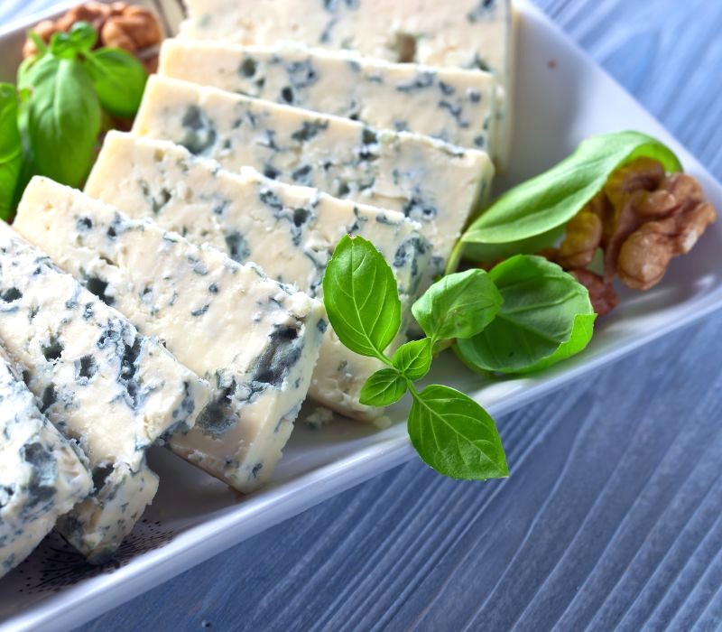 Gorgonzola, từ sữa bò tươi, mang hương vị đậm đà, tinh tế. (Ảnh: igorr1)