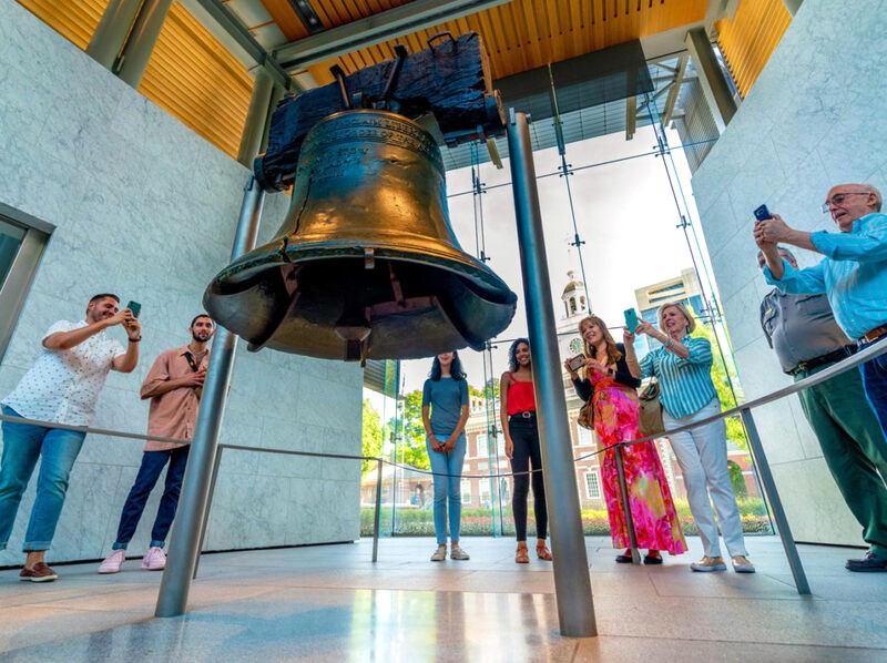 Bạn có thể lựa chọn nhiều phương tiện di chuyển để đến thăm Liberty Bell ở Philadelphia, tùy thuộc vào điểm xuất phát của bạn.