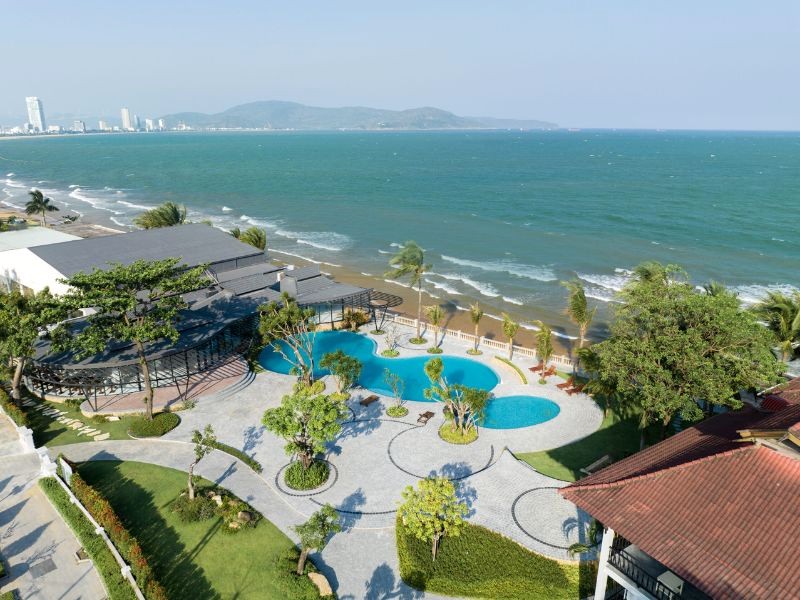 Bờ biển xanh trong rạng rỡ dưới tầm nhìn từ Dankbaar Resort.