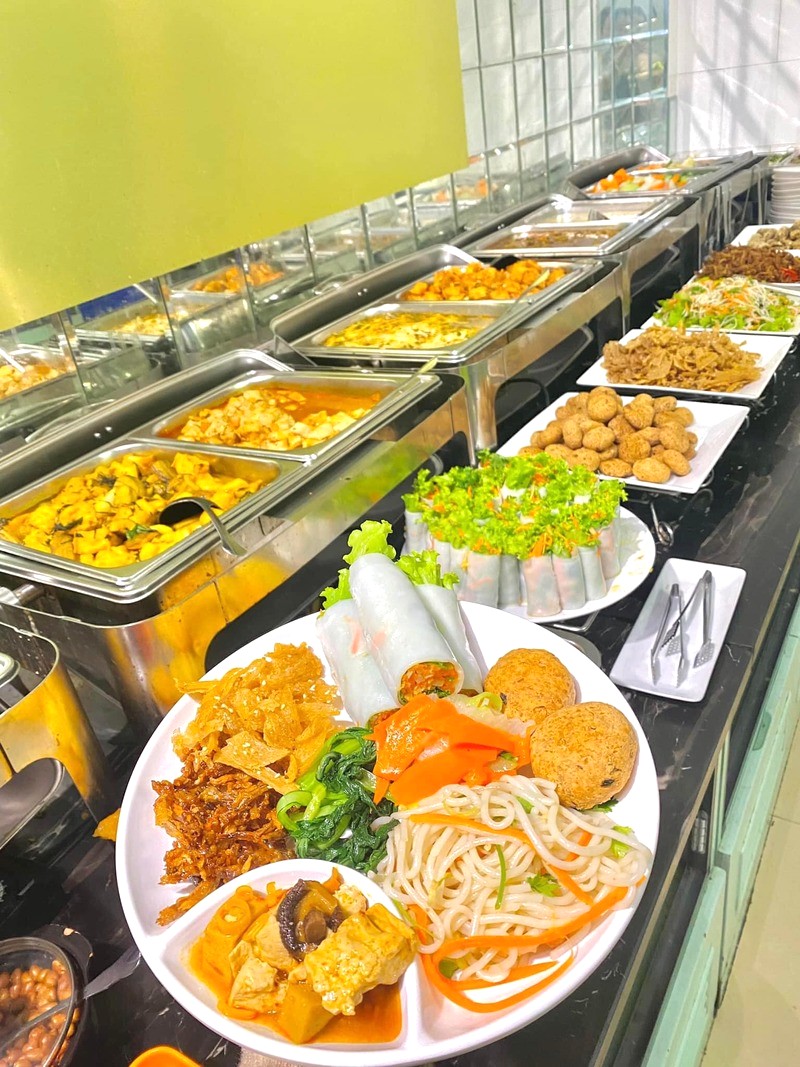 Peace Vegan - Buffet chay đa dạng, đầy đủ các món, hấp dẫn thực khách.