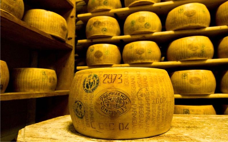 Parmesan, được tạo ra bởi các tu sĩ Biển Đức ở Parma, ban đầu là phương pháp bảo quản sữa bò hiệu quả. (Ảnh: Travelandleisure)