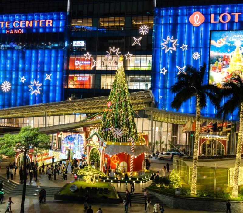 Không khí Giáng sinh rực rỡ tại Lotte Center Hà Nội với ánh đèn lung linh và cây thông Noel cao vút.