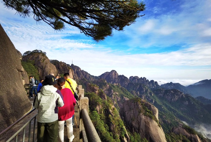 Leo núi Hoàng Sơn? Nhớ mang đủ nước! ⛰️💦