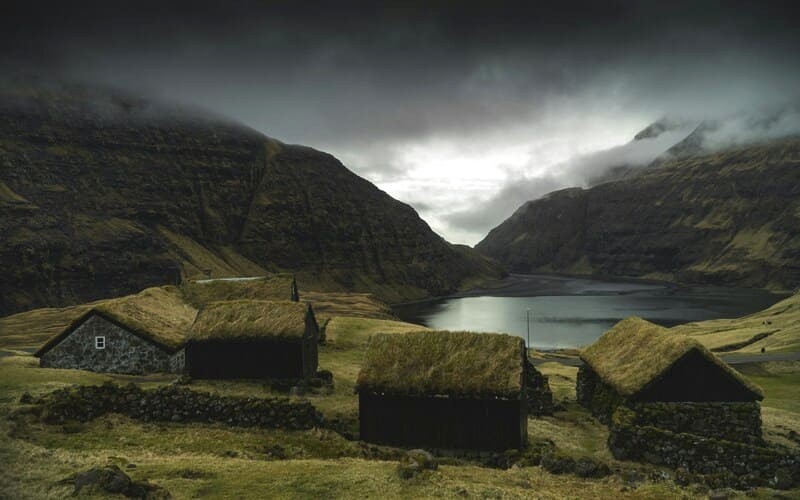 Quần đảo Faroe đẹp mê hồn với thiên nhiên xanh tốt và gió trời lộng lẫy. (Ảnh: Jake Hinds)