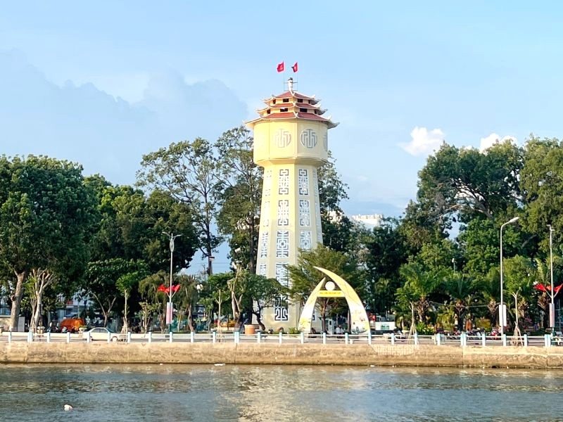 Thác nước Phan Thiết hùng vĩ. (42 ký tự)