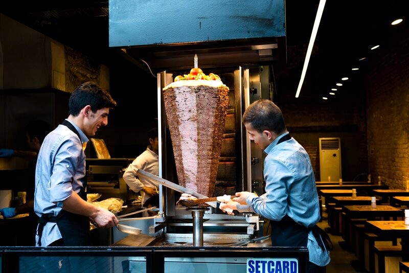 Döner kebab thơm ngon được chuẩn bị tại một nhà hàng ở Istanbul. (Ảnh: iStock)