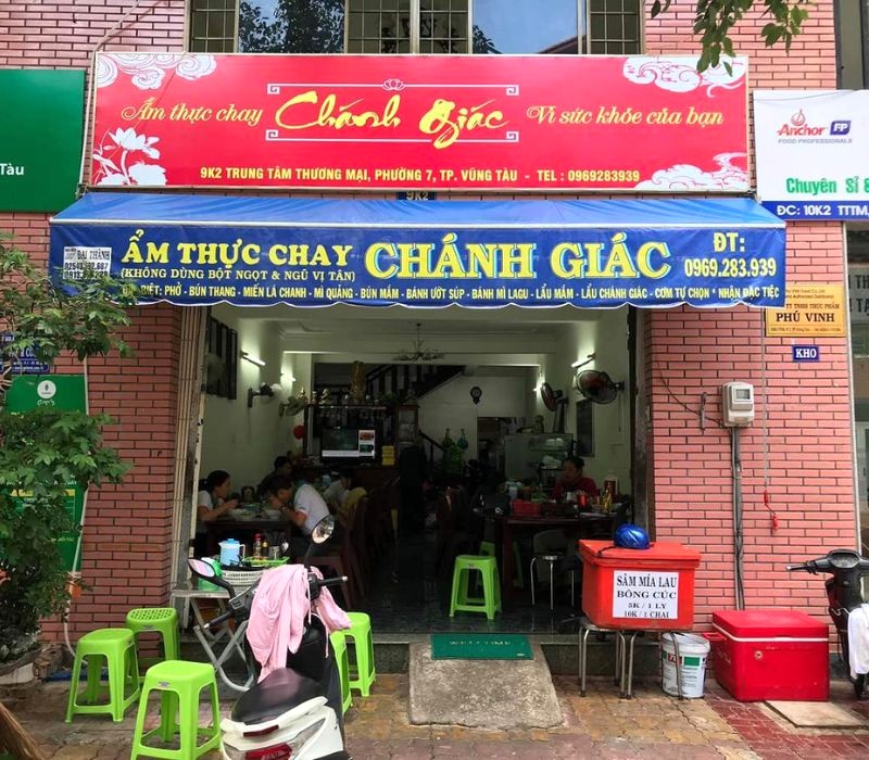 Quán chay Chánh Giác: Trải nghiệm ẩm thực thú vị! (Ảnh: VnTrip)