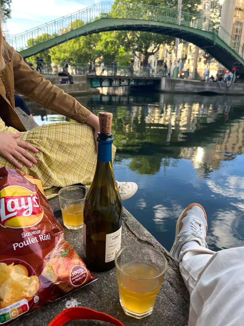 Snack khoai tây, rượu vang, và khung cảnh kênh Canal Saint-Martin: một buổi chiều lãng mạn ở Paris. (Ảnh: Travel and Leisure)