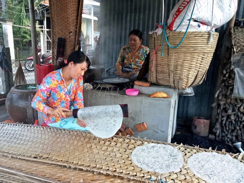 Bánh tráng dừa Mỹ Lồng nướng giòn, thơm béo (Ảnh: Báo Dân tộc và Phát triển)