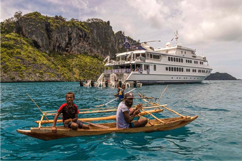 Khám phá vẻ đẹp West Papua bằng thuyền, vé tàu là điều cần thiết. (Ảnh: Truenorth)