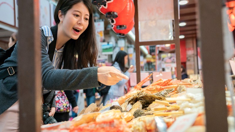 Chợ Kuromon - Nét văn hóa ẩm thực phong phú của Osaka (Ảnh: © 2018 PR Image Factory/Shutterstock).