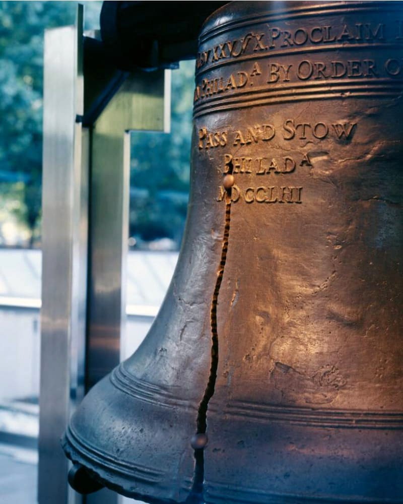 Vết nứt tạo nên sự độc đáo, tăng thêm sức hút cho Liberty Bell. (Ảnh: CafeBiz)