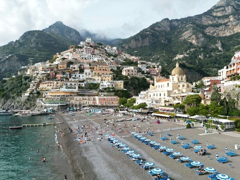 Dạo chơi trên bờ biển Positano, ngắm nhìn khung cảnh tuyệt đẹp là trải nghiệm khó quên. (Ảnh: Daniel Diemer)