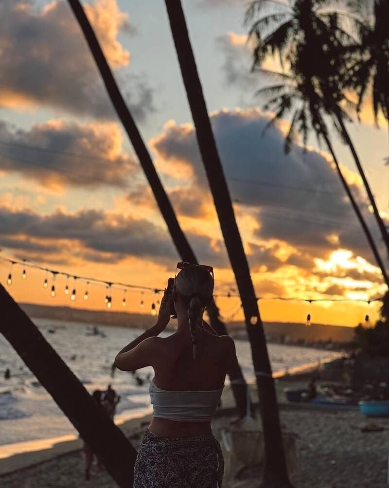 Hoàng hôn nhuộm vàng, Pineapple Mũi Né Beach Bar đẹp lung linh.